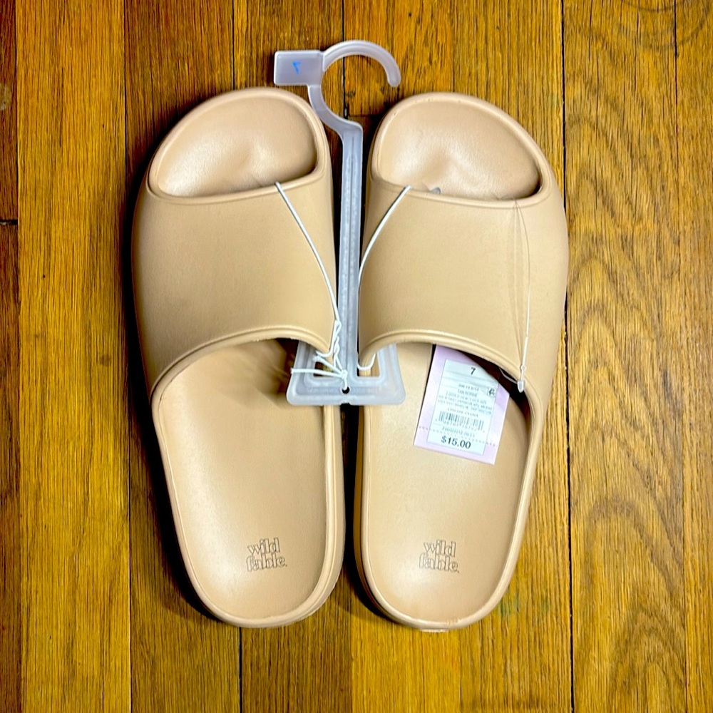 Woman slippers size 7 Color Tan